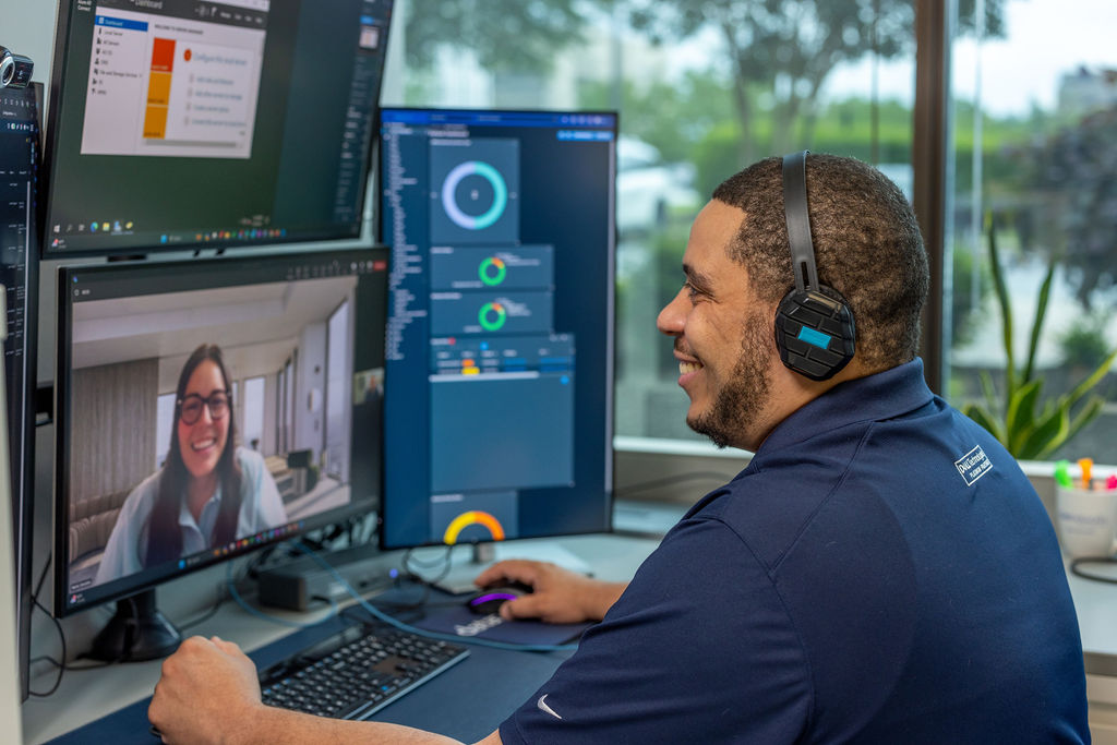 Service desk engineer working with a co-managed IT customer